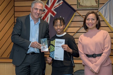 Creative Arts award winner Imi Mbedla standing between Mayor Carbone and Councillor Dai Le