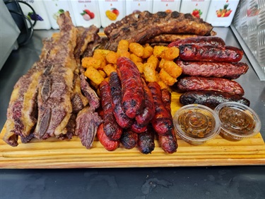 Sausages and other cooked meats at Parrilla Argenchino Catering