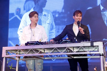 SBS Pop Asia Host Andy Trieu and Korean idol Kevin Kim standing on stage