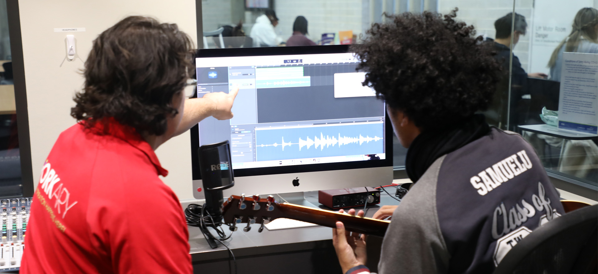 Staff member showing a student how to record music on Mac Desktop during a Studio 2166 workshop