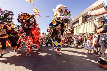 Jing-Yee-Lion-Dance-at-Cabramatta-Moon-Festival-2023-by-Ken-Leanfore