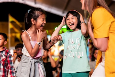 Kids-laughing-at-Cabramatta-Moon-Festival-2023-by-Ken-Leanfore