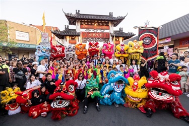 Lantern-parade-group-shot-by-Steven-Ballas