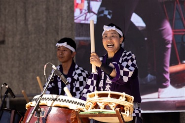 Taiko-drumming-at-Cabramatta-Moon-Festival-2023-by-Ken-Leanfore