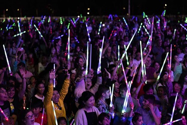 Crowd with glowsticks