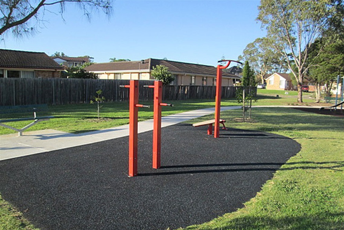 Outdoor fitness equipment at Dashmere Street Reserve